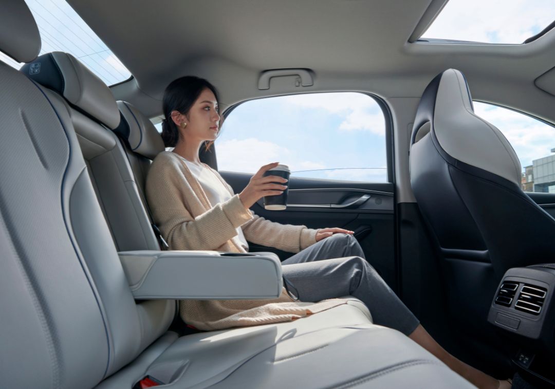 Hàng ghế sau rộng rãi thoải mái